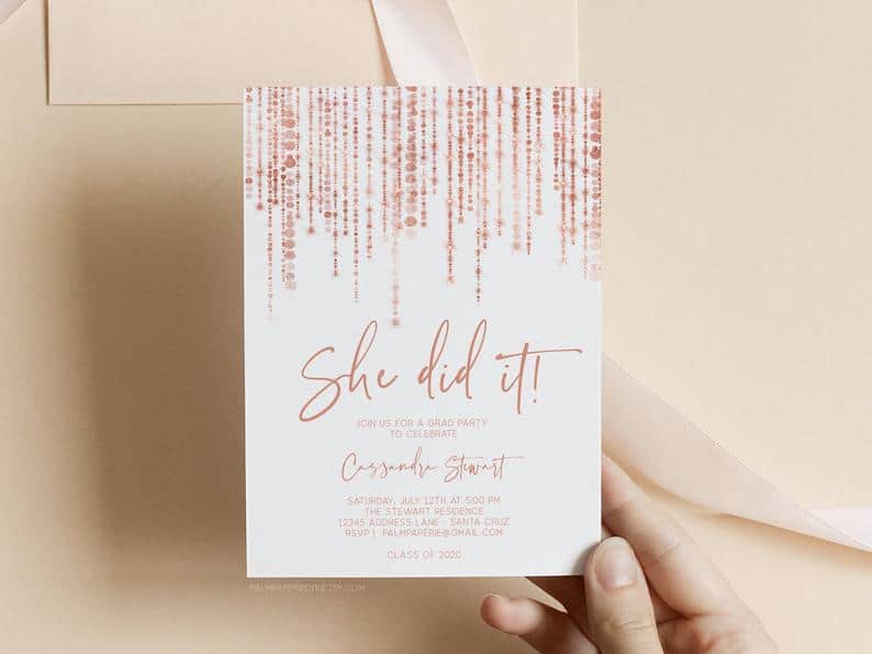 pink and white graduation party invitations with the words "she did it!"