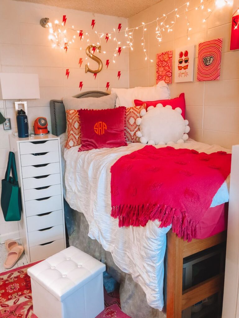 cute preppy college dorm