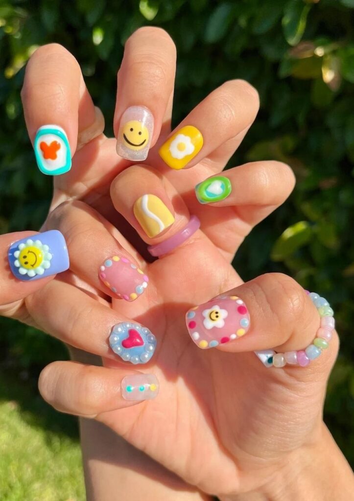 26 Cutest Smiley Face Nails That Will Make You Feel Happier