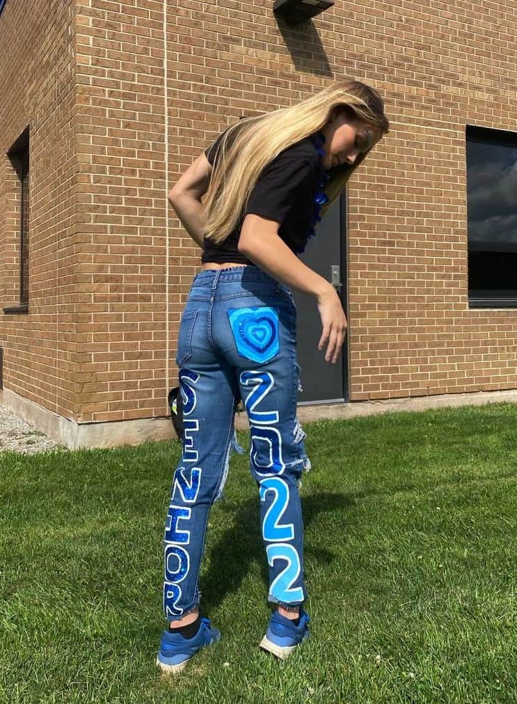 15 Cutest Senior Jeans Ideas We're Obsessing Over Right Now