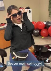 11 Best Soccer Mom Outfit Ideas To Copy For Spirit Week