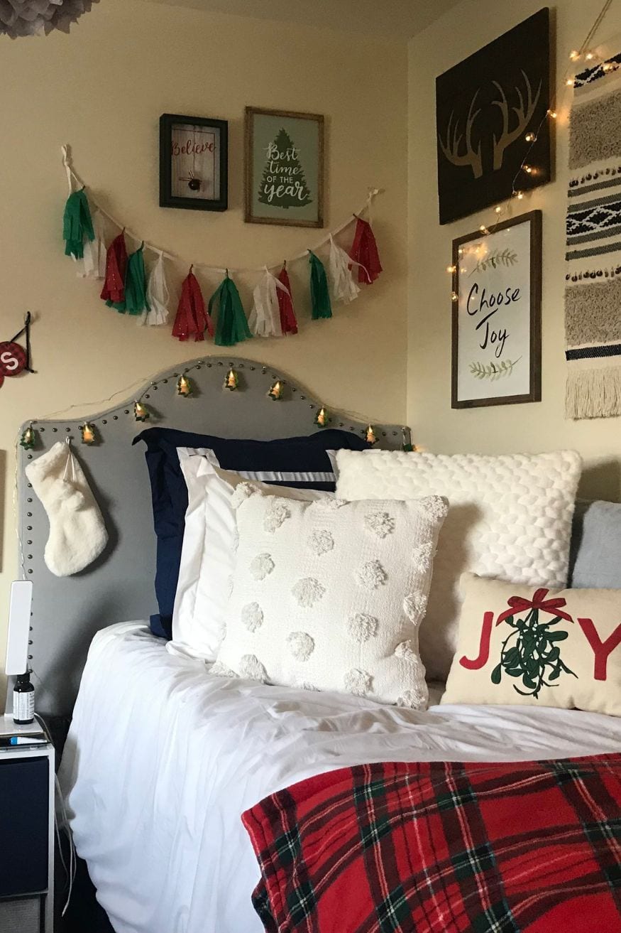 14 Christmas Dorm Decor Ideas You'll Want to Copy - College Savvy